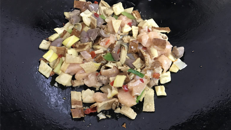 八宝辣酱,锅中倒入适量油,放入葱姜和辣椒酱,煸炒出香味。