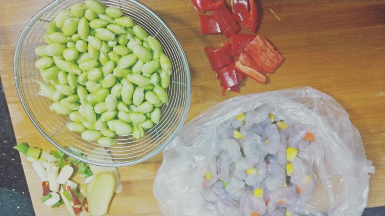 毛豆炒虾仁,准备好食材备用