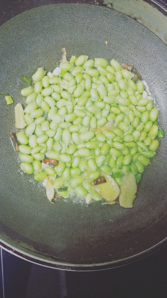 毛豆炒虾仁,锅中倒油，烧至红后放入<a style='color:red;display:inline-block;' href='/shicai/ 3250'>葱</a><a style='color:red;display:inline-block;' href='/shicai/ 37'>姜</a>蒜爆香，然后加入<a style='color:red;display:inline-block;' href='/shicai/ 67'>毛豆</a>翻炒