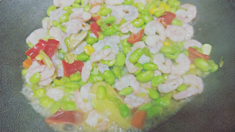 毛豆炒虾仁,炒熟后加入红色辣椒着色