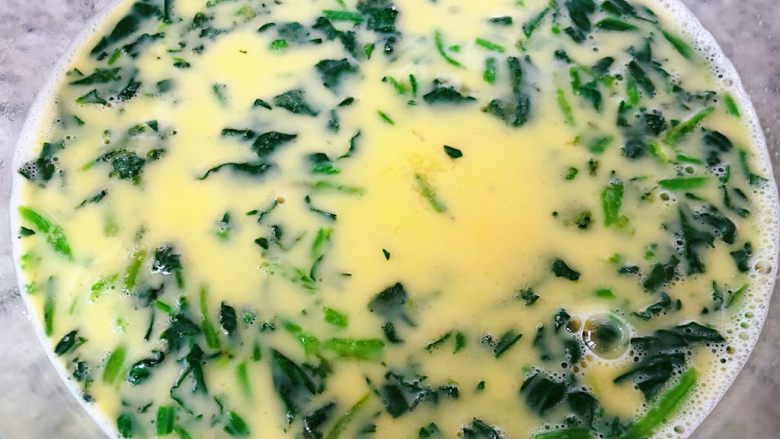 菠菜蒸蛋羹,菠菜放入蛋液中再放入<a style='color:red;display:inline-block;' href='/shicai/ 847'>香油</a>、盐和<a style='color:red;display:inline-block;' href='/shicai/ 717'>味精</a>搅拌均匀入味