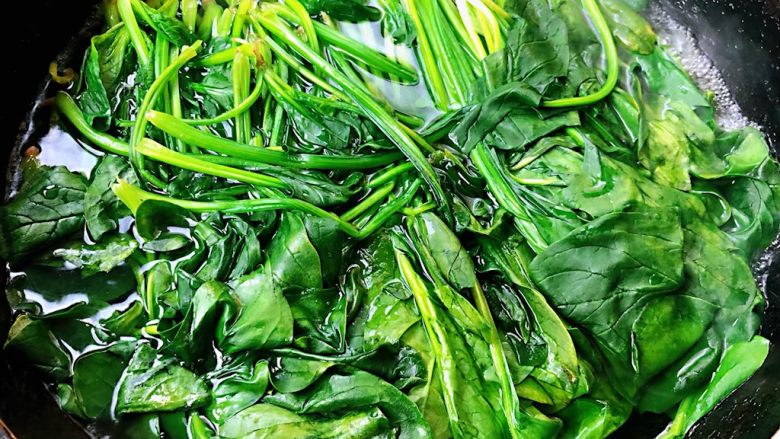 菠菜蒸蛋羹,锅中烧开水放入菠菜焯水至菠菜刚刚变色即可时间不可过长