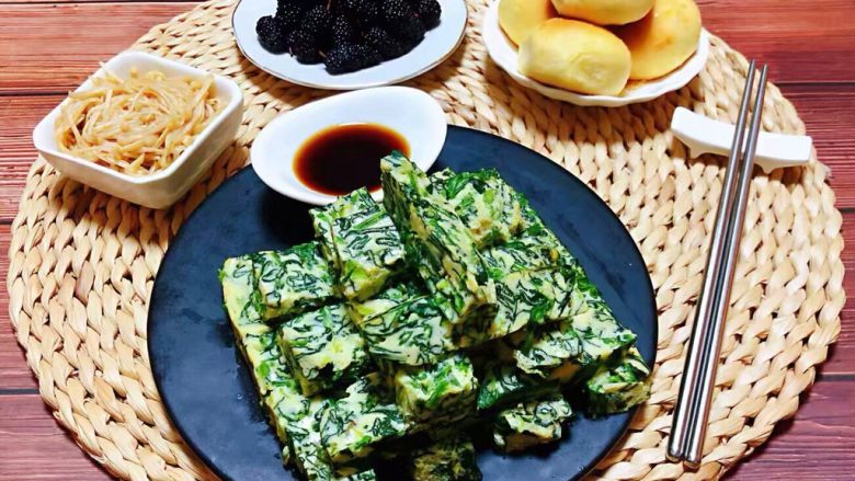 菠菜蒸蛋羹,来一盘麻辣金针菇、豆沙早餐包、桑葚就是营养的早餐