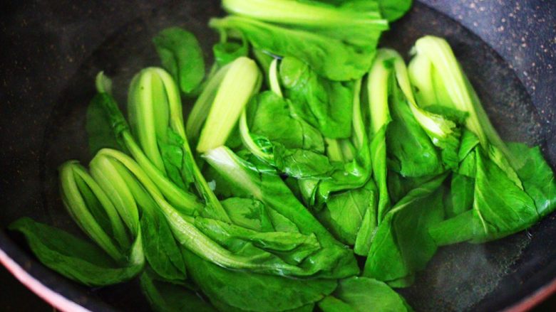 蒜香杏鲍菇青菜炒花肉,同样的方法再把<a style='color:red;display:inline-block;' href='/shicai/ 3517'>青菜</a>焯一下,变色就捞出沥干水分备用。
