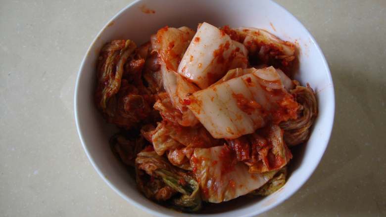 韩式泡菜鸡,辣白菜切成小块,<a style='color:red;display:inline-block;' href='/shicai/ 92'>鸡腿</a>块洗净备用
