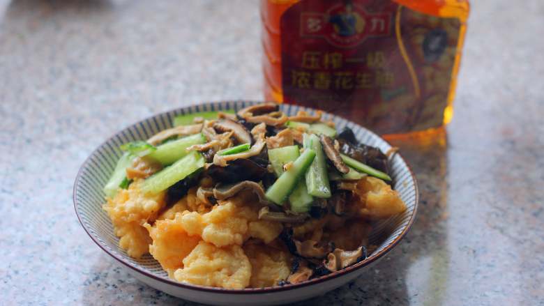 官烧目鱼,锅置旺火上,注入花生油烧至六成热,将目鱼条蘸匀稠糊下入,炸成金黄色后,倒入冬菇、冬笋、黄瓜,木耳氽一下,一并倒入漏勺沥油