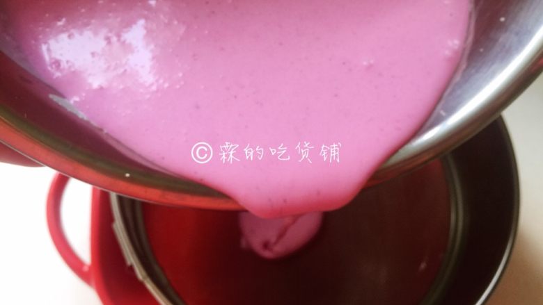 火龙果鲜奶小方,再过一次筛后倒入容器中,嫌麻烦这次过筛也可以省略。