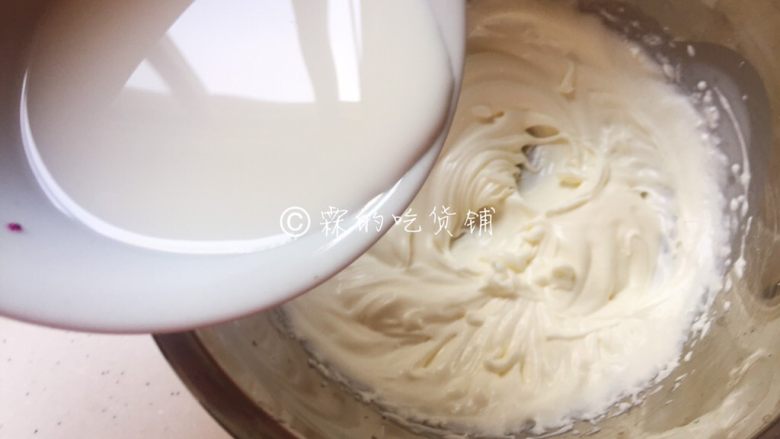 火龙果鲜奶小方,打发至开始出现纹路,就可以把牛奶倒进去了。