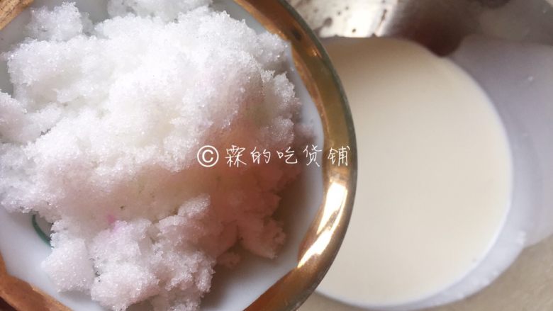 火龙果鲜奶小方,随后,细砂糖加入<a style='color:red;display:inline-block;' href='/shicai/ 8197'>淡奶油</a>中,打发。
