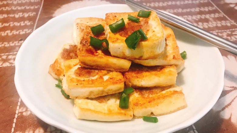 客家煎酿豆腐,另一面同样焦黄就可以浇点酱油起锅了，最后撒点葱