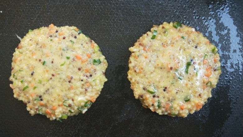 葱香藜麦蛋饼,电饼铛刷油。(平底煎锅也可以,用小火)用小勺舀一勺摊成圆饼。因为比较稠。所以有厚度。