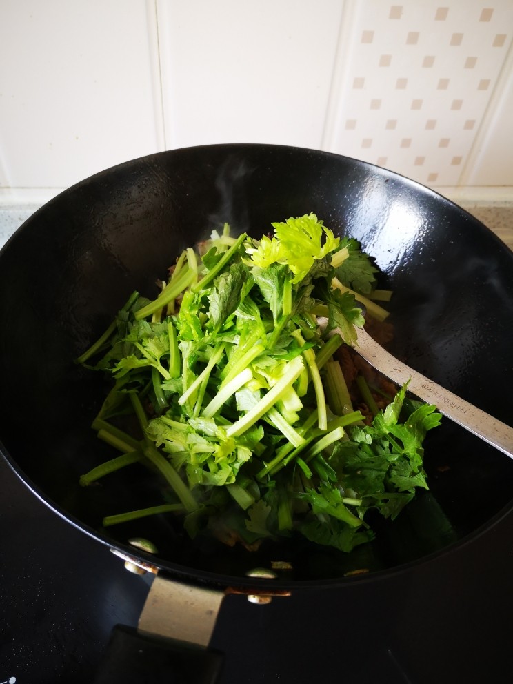 羊肉炒香芹,放入香芹