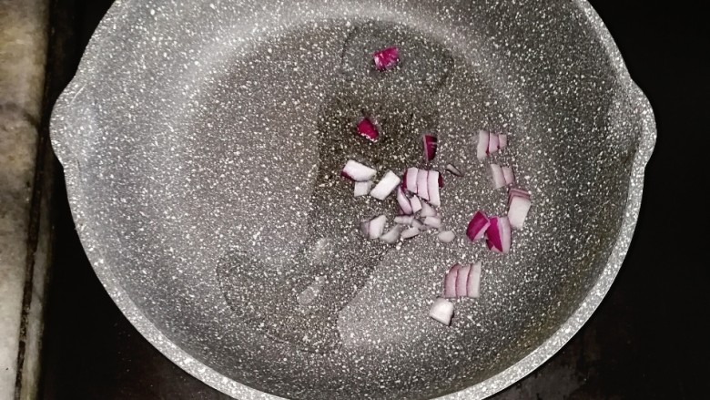 杂蔬红虾焗饭,锅内倒入适量的油,倒入洋葱炒香