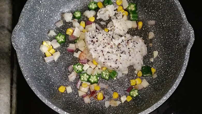 杂蔬红虾焗饭,倒入一碗熟米饭炒匀炒散,最后撒适量的盐调味