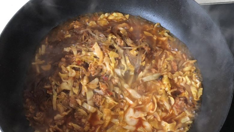 肉末白菜粉丝,加少许热水将粉丝煮烂,三五分钟即可
