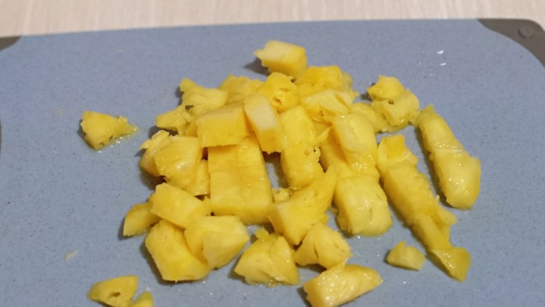自制零添加菠萝酱,盐水泡好的菠萝之后再切丁,不要太大。