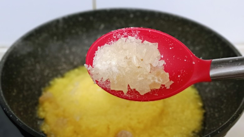 自制零添加菠萝酱,再加入碎<a style='color:red;display:inline-block;' href='/shicai/ 866'>冰糖</a>,中小火慢熬,一边熬一边搅拌。
