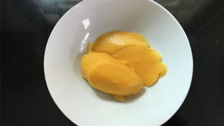 芒果酸奶吐司,把芒果清洗干净后,去掉芒果核后取肉备用。