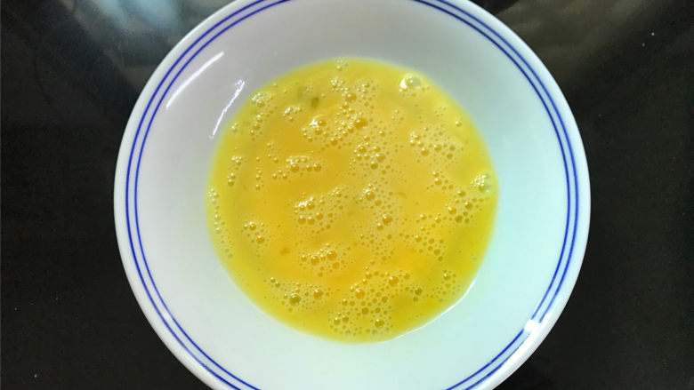 芒果酸奶吐司,鸡蛋打入碗中,搅打均匀。