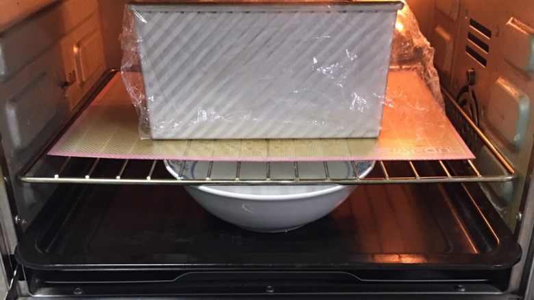 全麦吐司+奶酪花生味,送入烤箱两次发酵,方法同上也是60分钟。