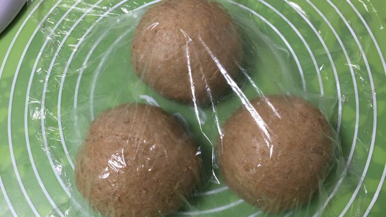 全麦吐司+奶酪花生味,分成三个剂子,盖上保鲜膜静置20分钟。