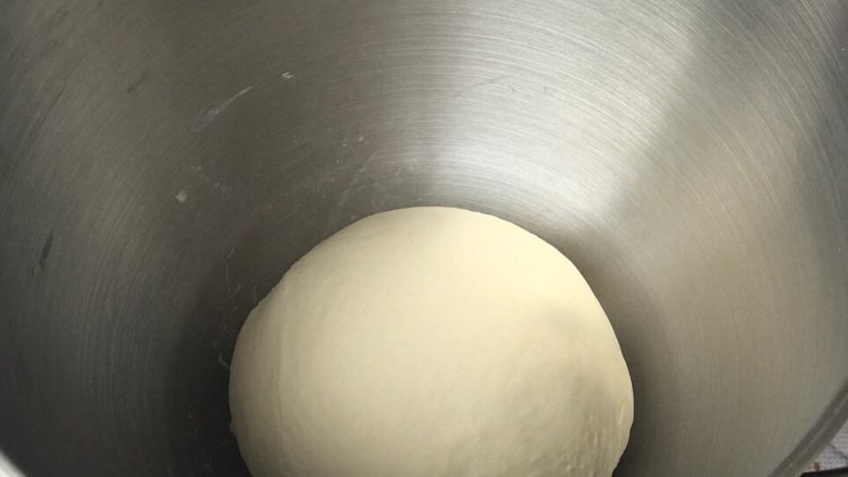 四鲜饺子,饺子皮材料混合均匀,揉成光滑面团,盖上保鲜膜松弛半小时以上。