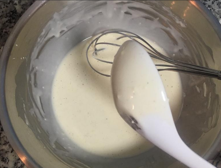 酥炸杏鲍菇,将粉浆的材料完全混匀,浓稠度是可以薄薄遮盖汤匙底的程度后,放入冰箱冷藏;