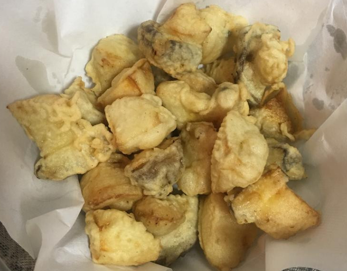 酥炸杏鲍菇,炸好后外壳酥硬,撒上适量的咸酥鸡胡椒盐即可摆盘上菜