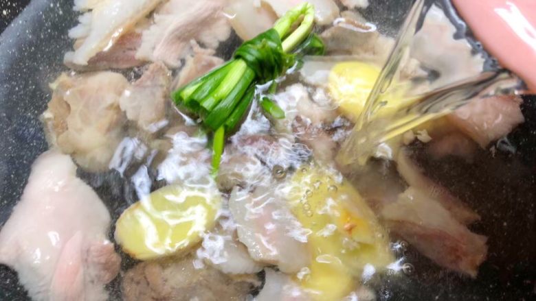 腌笃鲜,倒入适量水,水位要高出食材一半,大火把水煮开,转中火慢炖30分钟。