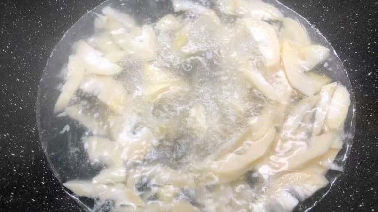 腌笃鲜,锅里放入一碗水烧开,把甜笋放入焯2分钟,焯好沥干水待用。