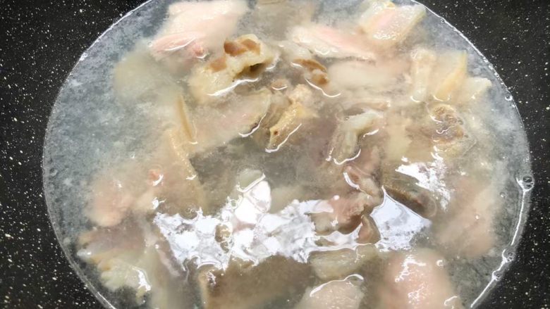 腌笃鲜,锅里重新放入一碗水烧开,把咸五花肉、咸排骨、新鲜五花肉放入锅里焯1分钟。