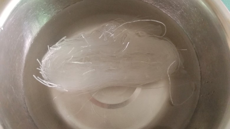 蒜蓉粉丝蒸扇贝(快手版),第一步先把粉丝泡上