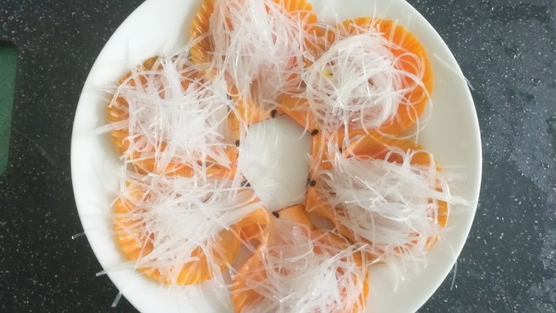 蒜蓉粉丝蒸扇贝(快手版),将粉丝放入扇贝壳中