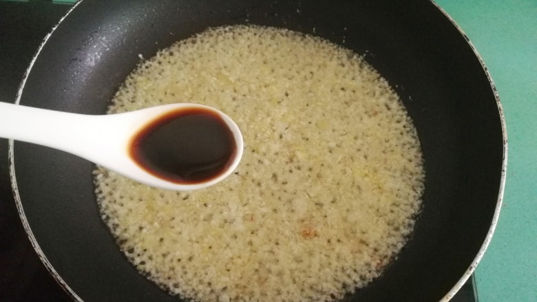 蒜蓉粉丝蒸扇贝(快手版),放入两汤匙<a style='color:red;display:inline-block;' href='/shicai/ 788'>生抽</a>