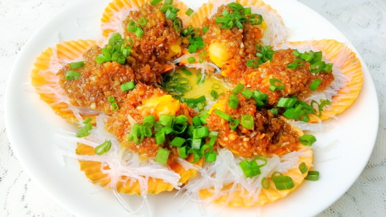 蒜蓉粉丝蒸扇贝(快手版),出锅后撒上葱花,淋上少许热油,不淋也没关系,味道也是美美哒