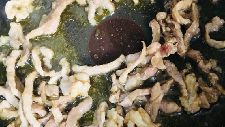 扁豆角炒肉丝,翻炒至变色,盛出备用