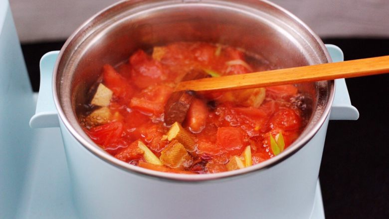 虾滑番茄豆干汤,大火煮沸后,继续炖煮3分钟左右。