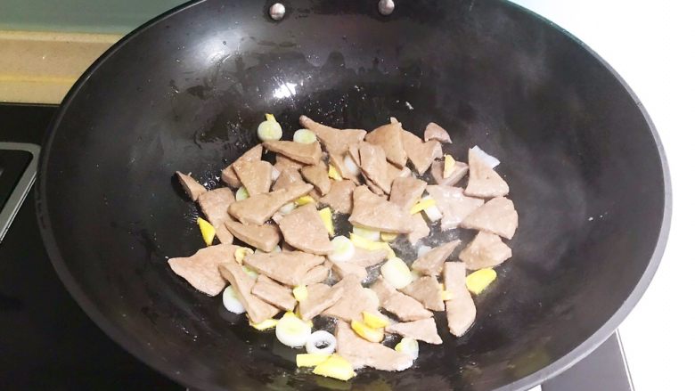 青椒炒猪肝,加入焯好的猪肝,翻炒1分钟