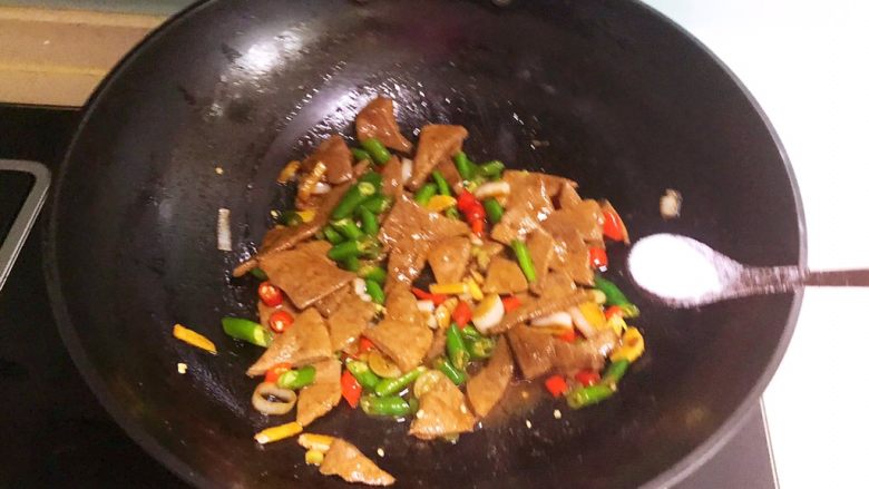 青椒炒猪肝,翻炒均匀,加入精盐调味