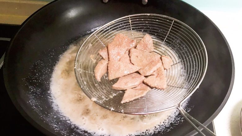 青椒炒猪肝,锅中水烧开后放入猪肝,焯水2分钟