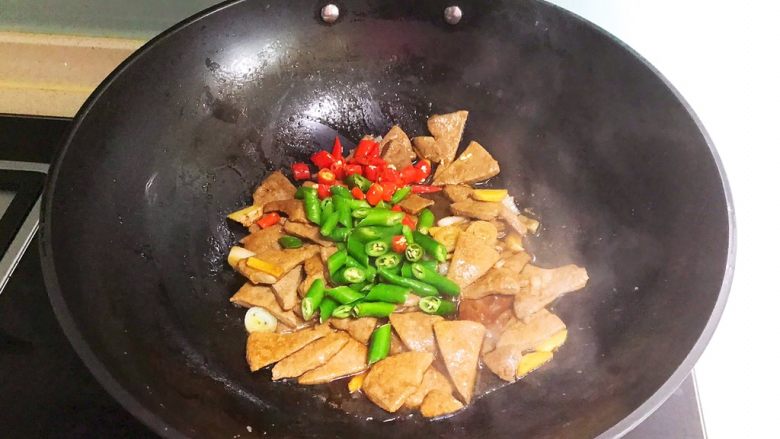 青椒炒猪肝,加入小米辣和尖椒