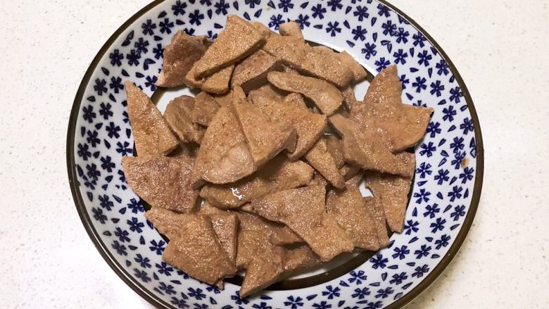 青椒炒猪肝,把焯好的猪肝捞出来,用温水清洗干净
