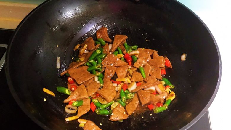 青椒炒猪肝,翻炒均匀即可,青椒炒猪肝做好了