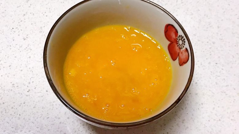 黑芝麻汤圆厚蛋烧,把鸡蛋打入碗中,调匀