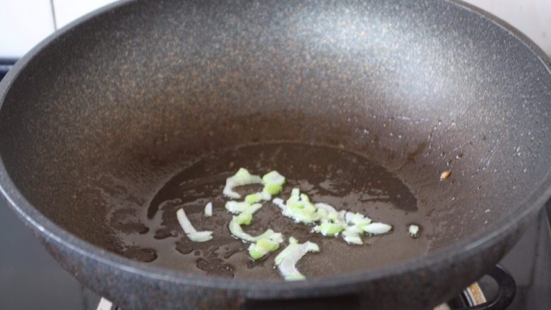 芦笋虾仁焗饭配冬阴功风味蒸烤鸡胸,热锅凉油，放入葱花炒香。