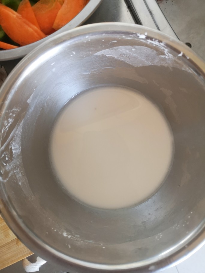 熘肉段,淀粉掺水,待淀粉浆沉淀,清水滤出。