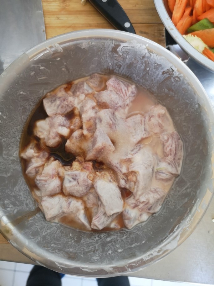 熘肉段,淀粉裹好里脊肉,放生抽,少量盐,海鲜酱油,稍微腌制一会