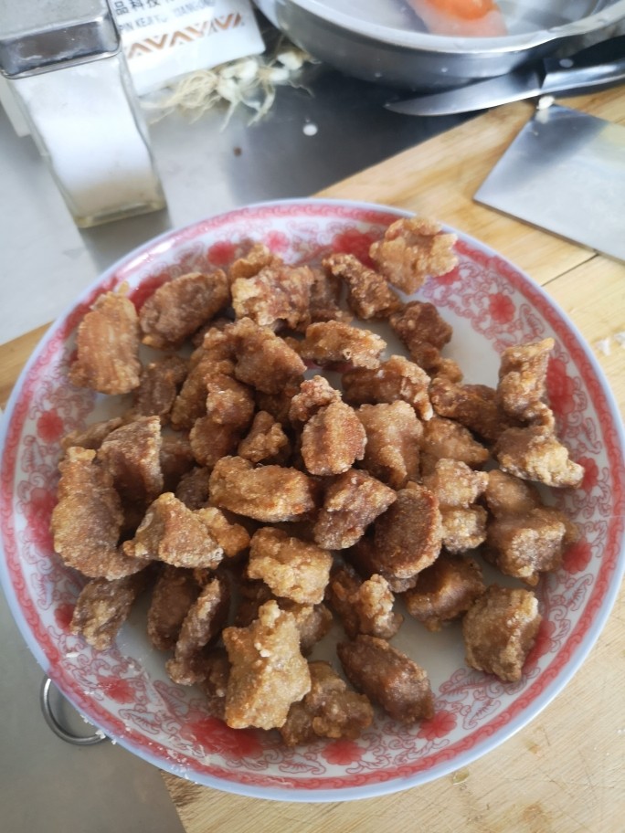 熘肉段,捞出控油,再次将油锅烧热,复炸一次。