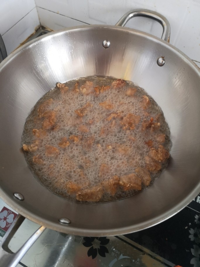 熘肉段,复炸成功,捞出备用,油倒出,留下次炒菜在用