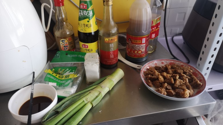 熘肉段,调好酱汁,耗油,酱油,醋少许,糖少许,盐少许,最重要的是要加入淀粉,淀粉,淀粉,水可以稍微多一点,已备勾芡可以让菜都沾满汁液。